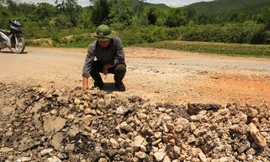 Đường 9B đang bị băm nát vì xe quá tải