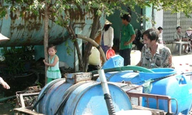 Người dân mua nước sạch ở huyện Nhà Bè (TPHCM). Ảnh: LT