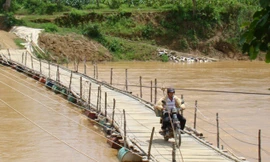 Cầu phao tự chế ở xã Đắc Lua (Tân Phú, Đồng Nai)