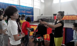 Cô Thanh Huyền- Giảng viên khoa ĐH Sân khấu Điện ảnh đang dạy diễn xuất cho học viên Chèo 48h. Ảnh: N.M.Hà