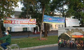 Các biển tuyển công nhân như thế này giăng đầy khu chế xuất Tân Thuận nhưng số lượng tuyển chỉ 50-100 công nhân mỗi Cty (ảnh lớn).ảnh: L.N. Công nhân đã trở lại làm việc sau kỳ nghỉ Tết ở KCN Amata (ảnh nhỏ). ảnh: Đ.M