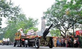 Linh cữu Đại tướng Võ Nguyên Giáp đi trên đường Điện Biên Phủ - địa danh làm nên tên tuổi của Người. Anh: Xuân Phú