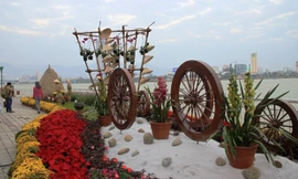 Một điểm nhấn trên đường hoa xuân Bạch Đằng. ảnh: Nguyễn Huy