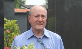 Larry Berman trước mộ Tướng Phạm Xuân Ẩn