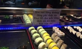 Những tấm biển như thế này ở nước ngoài làm buồn lòng những người Việt tự trọng.