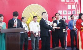 Thiên Ân (ngoài cùng bên phải, hàng trên) nhận thương hiệu tiêu biểu 2013 tại Văn phòng Quốc hội (Ảnh do nhân vật cung cấp)