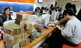 Ngân hàng nhà nước cũng đang nghiên cứu đề án kiểm soát và tiêu dùng bằng tiền mặt. Ảnh: Hồng Vĩnh