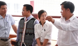 Các trí thức trẻ trao đổi kinh nghiệm bên lề diễn đàn