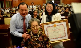 Trao tặng danh hiệu Mẹ Việt Nam anh hùng tại TPHCM. Ảnh: HT