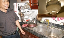 Hệ thống chậu rửa nhà anh Tuấn bám đầy cặn dù thường xuyên lau rửa (ảnh to). Nước máy tại khu vực Ngọc Thụy (Long Biên) lắng cặn sau khi đun sôi. Ảnh: L.H.V