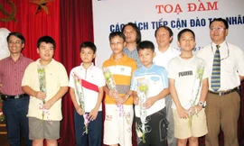 Vương Linh (đeo kính, đứng giữa) tại buổi tọa đàm trực tuyến về bồi dưỡng, đào tạo nhân tài trên Tiền Phong Online năm 2007. Ảnh: TPO