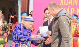 Đội sắc bùa Hà Tĩnh chúc Tết. Ảnh: Nguyễn Mạnh Hà