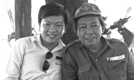 Bác Huỳnh Văn Lắm (bên phải) say sưa kể câu chuyện chữa bệnh khớp