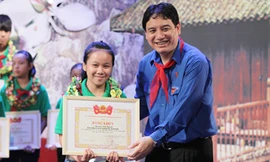 Bí thư thứ nhất T.Ư Đoàn Nguyễn Đắc Vinh tuyên dương chiến sỹ nhỏ Điện Biên toàn quốc. Ảnh: Bảo Anh