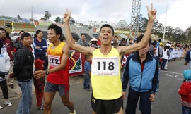 Nguyễn Đăng Đức Bảo đánh bại Nguyễn Văn Lai ở cự li 10km nam tuyển. Ảnh; Hoàng Anh.