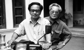 Nhà văn Nguyễn Quang Sáng (phải) và nhà thơ Trần Ninh Hồ tháng 5/2000 trước trụ sở Hội Nhà văn Việt Nam số 9 Nguyễn Đình Chiểu, nhân Hội nghị công tác văn học 2000-2005. ảnh tư liệu của Nguyễn Đình Toán