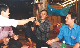 Ông Vương Chính Minh (giữa) mô tả phong tục của người La Chí ở Bản Phùng. Ảnh: Xuân Tùng