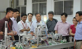 Học viên học nghề điện tử tại trường Cao đẳng công nghệ nghề cao Hà Nội