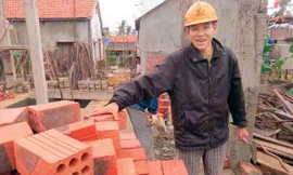 Anh Hợi đang xây lại ngôi nhà của mình và hài hước: mặc áo vợ hóa ra lại hay, giờ nhận được toàn áo quần đẹp