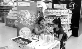 Giảm giá gần 50% hàng thời trang tại Ocean Mart