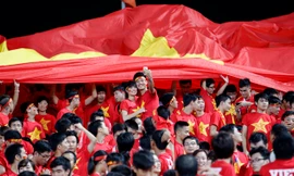 Người hâm mộ đang bày tỏ tình yêu cuồng nhiệt cùng U19 Việt Nam. Ảnh: Như Ý