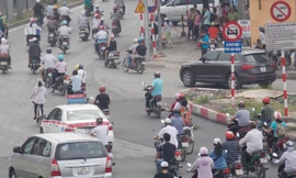 Giao thông hỗn độn tại đoạn phân luồng. Ảnh: Trọng Đảng