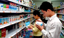 Kể từ hôm nay 21/6 mức giá sữa bán buôn và bán lẻ tối đa giảm từ 1 đến 31% so với mức giá cũ. Ảnh: Ngọc Châu