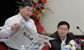 ĐBQH Lê Như Tiến trao đổi với TBT báo Tiền Phong Lê Xuân Sơn. Ảnh: C.K