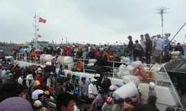 Những chuyến hành tỏi từ Lý Sơn vào đất liền. Ảnh: Nam Cường