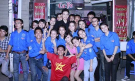 Nguyễn Huy Thái (ngồi, áo phông sao) trong chương trình ca nhạc quyên góp quỹ từ thiện.