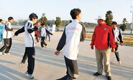 Các VĐV Lâm Đồng khởi động chuẩn bị cho buổi tập