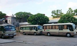 Mâu thuẫn phát sinh từ việc ăn chia trong dịch vụ xe ô tô phục vụ nhà tang lễ BV Thanh Nhàn. Ảnh: Như Ý