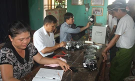 Cán bộ Trung tâm kỹ thuật đo lường chất lượng tỉnh Bắc Giang kiểm định lại các công tơ điện