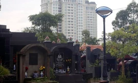 Cư dân nhà giàu Khu đô thị Ciputra (Tây Hồ, Hà Nội) phải làm hàng xóm bất đắc dĩ bên cạnh nghĩa trang Xuân Đỉnh. Ảnh: Như Ý