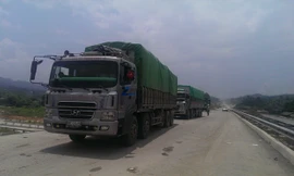 Cao tốc Nội Bài - Lào Cai chưa xong, xe quá tải đã hoành hành. Ảnh: Bảo An