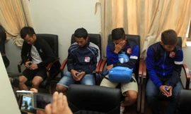 Các cầu thủ Đồng Nai “nhúng chàm” cúi đầu tại cơ quan điều tra. Ảnh: VSI