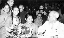 Bác Hồ dự Đại hội thi đua thanh niên xung phong chống Mỹ cứu nước toàn miền Bắc, tháng 1/1967. Ảnh: TL