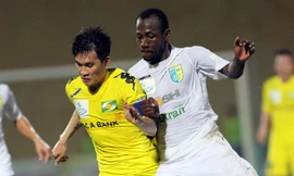 SLNA đang tích cực tìm nguồn kinh phí để có thể giữ chân Công Vinh (trái) ở lại đội. Ảnh: VSI