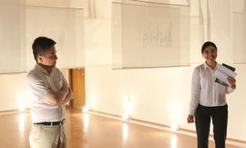 Ly Hoàng Ly và GS Ngô Bảo Châu cùng giới thiệu Phẳng chung thủy với công chúng. Ảnh: N.M.Hà 