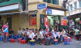 “Ngã tư quốc tế” giữa phố cổ là nơi kết bạn của thanh niên đa quốc tịch