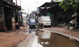 Đường trong cụm công nghiệp Châu Khê (thị xã Từ Sơn - Bắc Ninh) sau 5,6 năm sử dụng. Ảnh: Sỹ Lực