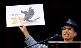 Nhà nghiên cứu Nhật Kiyoshi Mabuchi trên bục diễn thuyết về công trình nghiên cứu "tại sao chuối trơn trượt" đoạt giải IgNobel Vật lý 2014. Ảnh: Word Press