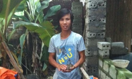 Anh Bảo đang chăm sóc ếch