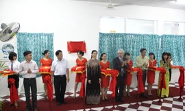 Các đại biểu cắt băng khánh thành Mô hình mẫu bếp ăn bán trú