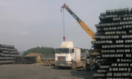 Tại nhiều doanh nghiệp, thép đang tồn đọng với số lượng lớn. Ảnh: Phong Cầm