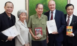  Từ trái qua ông Nguyễn Quang Minh, bà Tám Thảo, ông Tư Cang, ông Larry Berman và Nguyễn Văn Phước chụp hình lưu niệm chung sau lễ ký kết hợp tác