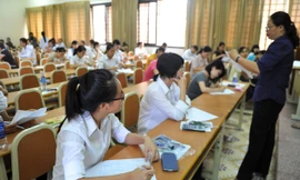 Giám thị đọc nội quy thi đại học. Ảnh: Hồng Vĩnh