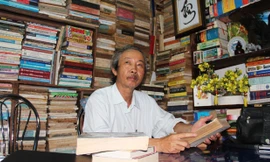  Ông Trương Văn Thông trong thư viện thu nhỏ ở căn nhà của mình