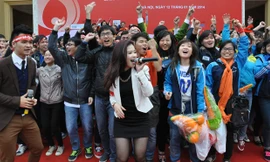 Ca sĩ Vũ Hà Anh, Dương Hoàng Yến và Bảo Trâm (ảnh dưới) hát tại Chủ Nhật Đỏ. Ảnh: Như Ý - Xuân Phú
