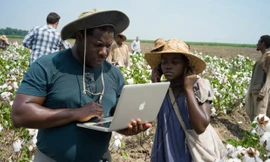 Đạo diễn Steve McQueen trên trường quay